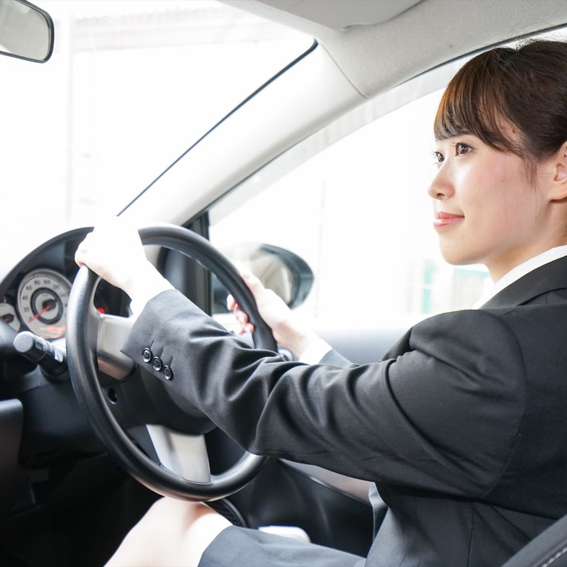 運転する女性ドライバー