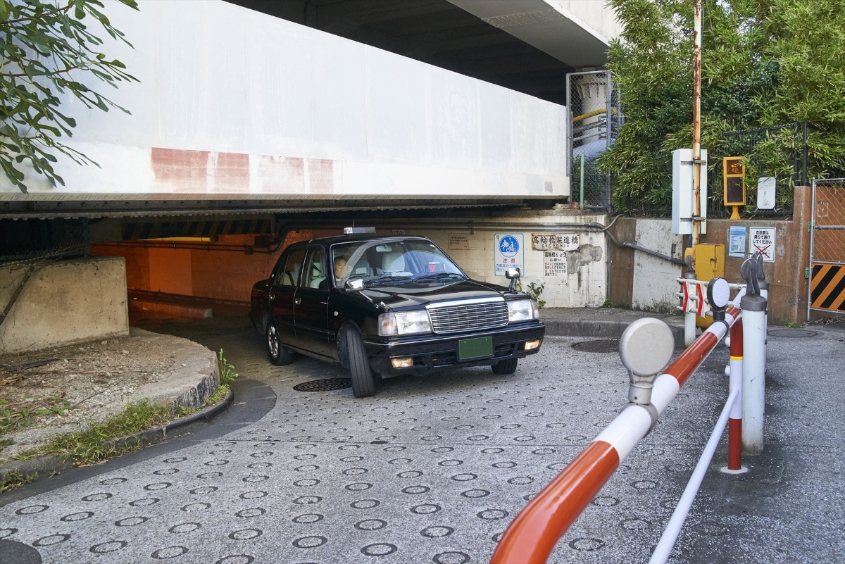 車庫から出るタクシー